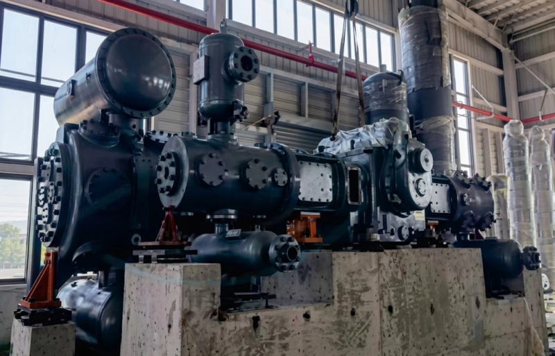 4MW series hydrogen recirculation compressor installed at large refinery or coal chemical plant user site four-column machine in continuous high-power hydrogen loop service Russia