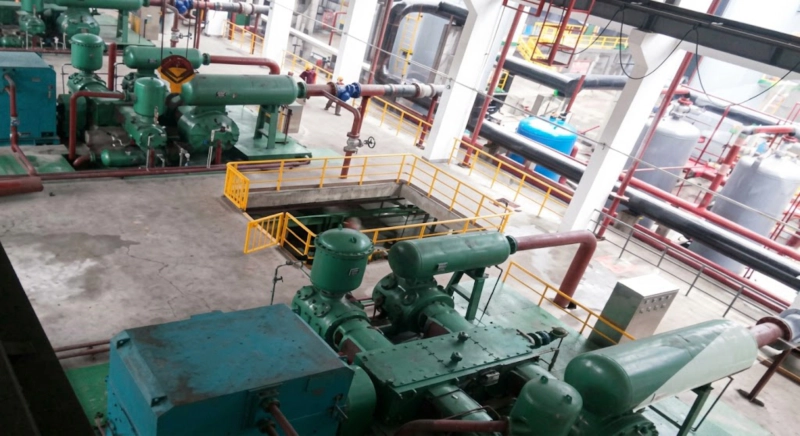 4MW series hydrogen recirculation compressor at refinery hydrocracking unit showing four-column opposed-balance machine in high-pressure hydrogen loop service Russia