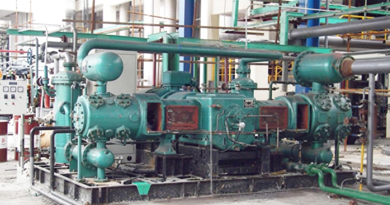 DW series hydrogen recirculation compressor at refinery installation showing high-power opposed-balance machine in hydrogen loop service Russia
