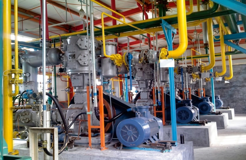 LW series hydrogen recirculation compressor installed at refinery hydrotreating unit showing two-column horizontal machine with oil-free configuration Russia